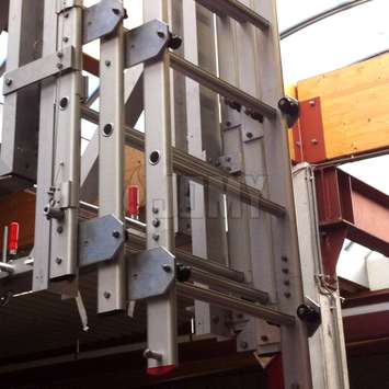Uitschuifbare ladder - Compact De uitschuifbare ladder is een compacte oplossing dankzij de geringe hoogte.